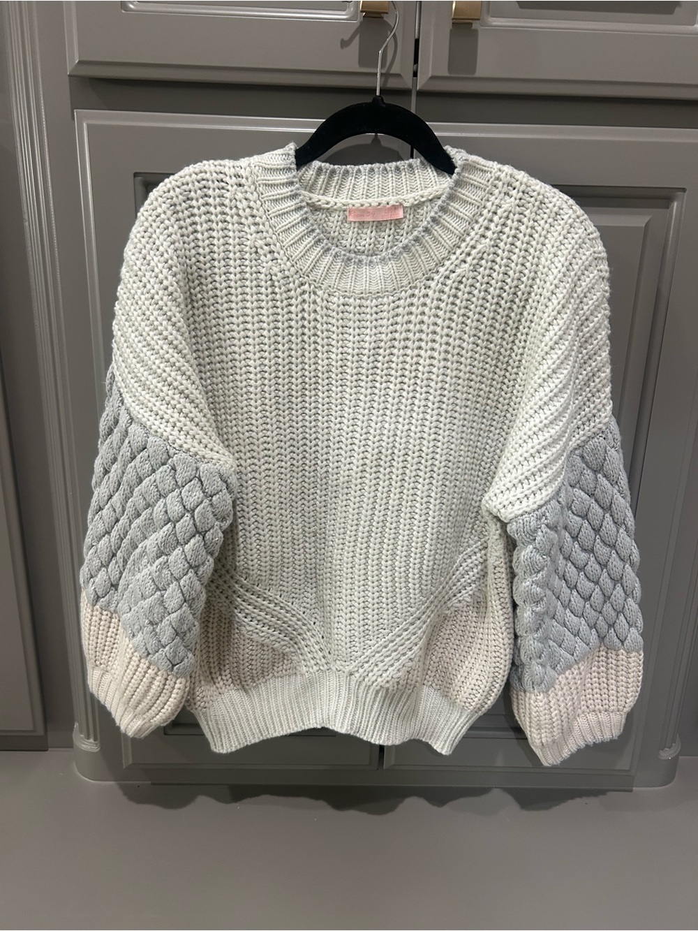 Crewneck Quilted Sleeve Sweater in White and Light Gray - Unbranded
